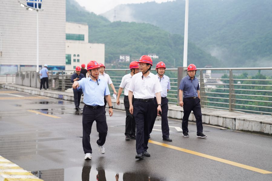 涂山峰在隔河巖大壩檢查防洪度汛工作（攝影：楊海青）